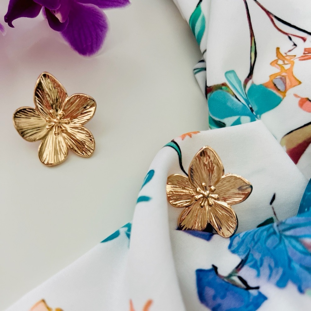 New Elegant Gold Flower Stud Earrings